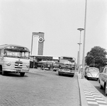 150035 Gezicht op het N.S.-station Almelo, met enkele autobussen.